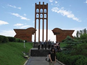 Armenia Summer Study Trip participants at the Sardarabad monument commemorating the famous battle of 1918. Photo: Barlow Der Mugrdechian