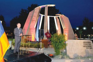 Fresno Mayor Lee Brand was the keynote speaker at the Armenian Genocide Commemoration held in the evening. Photo: Alain Ekmalian